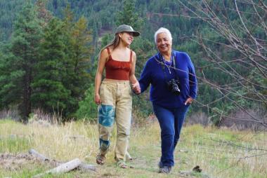 Ḵii’iljuus Barbara Wilson and Nasya Moore on a walk in Xwísten territory. Photo credit: Nicole Jung